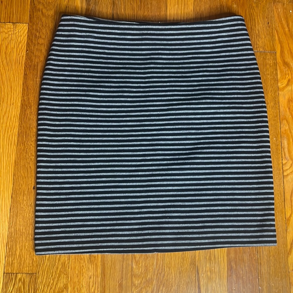 Women’s stripe  black/gray mini skirt new from New York & Company size 4